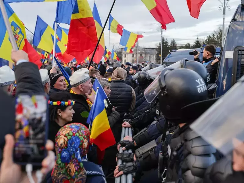 Susținătorii pro-Călin Georgescu veniți din Parcul Tineretului în Piaţa Victoriei s-au îmbrâncit vineri, 24 ianuarie, cu jandarmii