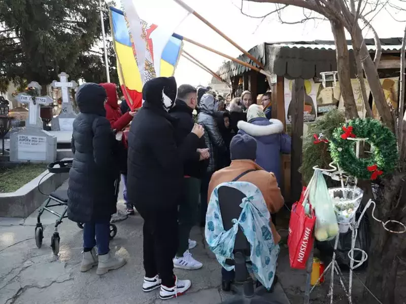 Coada de sute de oameni la mormântul preotului legionar Ilie Lăcătușu (7)