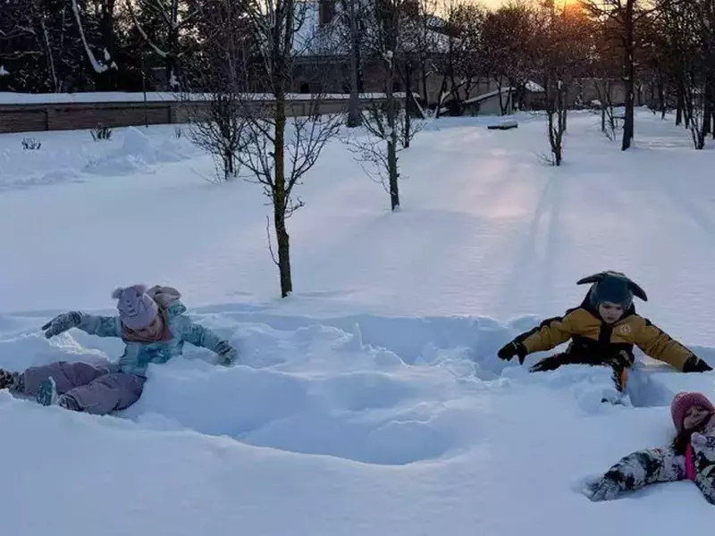 Copii în zăpadă Parc Mogoșoaia
