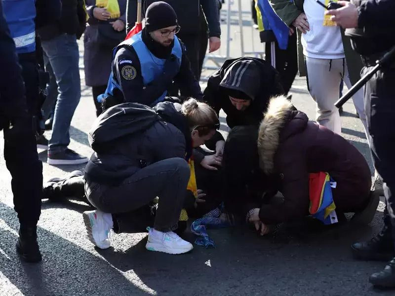 Femeie căzută pe jos în timpul protestului din Piața Victoriei