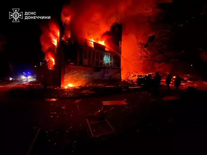 Clădire mistuită de flăcări în Dobropillea, oraș bombardat de ruși în noaptea de 8 martie