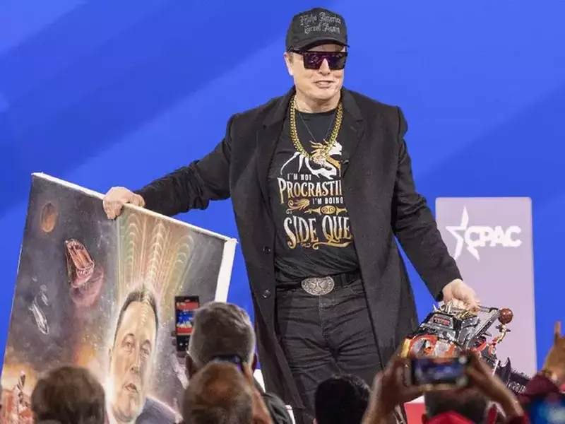 20 februarie 2025, SUA, National Harbor: Elon Musk ține o drujbă și un portret al său în timpul Conferinței CPAC 2025 Ziua 1 la Gaylord Convention Center în National Harbor, Maryland.
