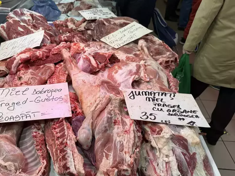 Comercianții din Piața Obor vând deja carne de miel. FOTO: Andrei Crăițoiu (Libertatea)