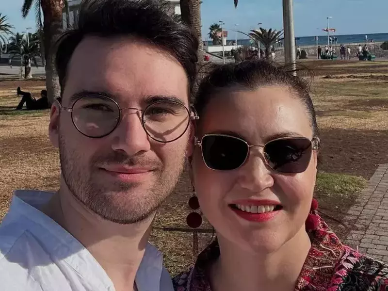 Tenorul Octavian Ene și actrița Daniela Nane se îmbrățișează pentru o fotografie în vacață, în spate suntt palmieri și soarele strălucește puternic Octavian Ene / Facebook