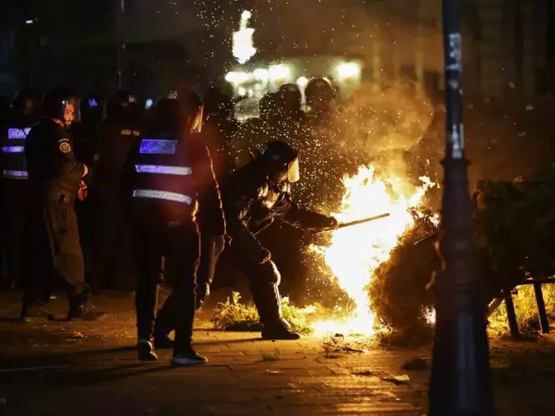 echipaj al jandarmeriei care incearca sa stinga un incediu produs de manifestantii pro georgescu