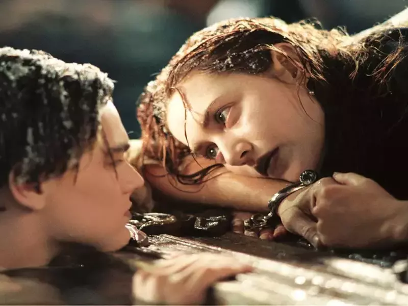 Leonardo diCaprio si Kate Winslet intr-o scenă din filmul Titanic