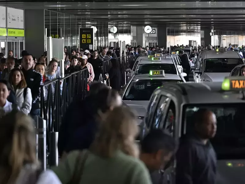 Oameni pe Aeroportul Barajas, în timpul penei de curent care a lovit Spania - 28 aprilie