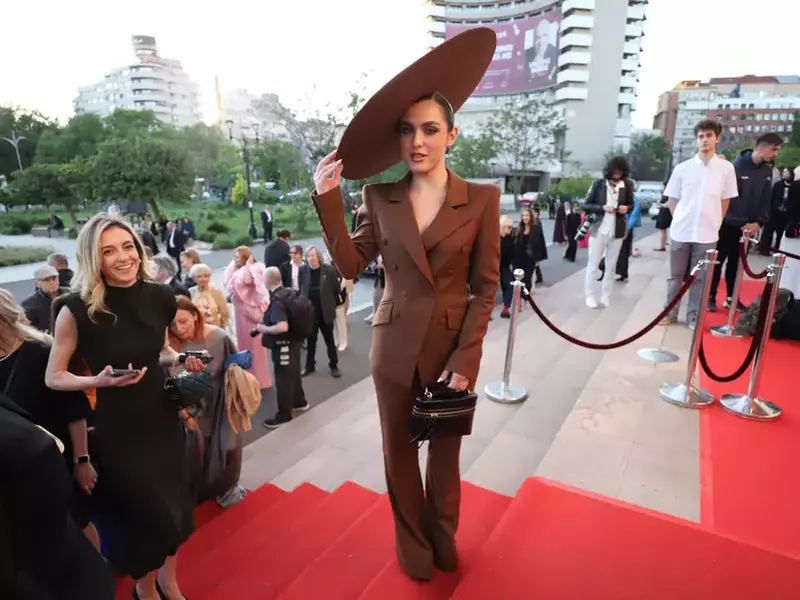 Alexia Eram imbracată într-un costum maro, formart din pantaloni si sacou