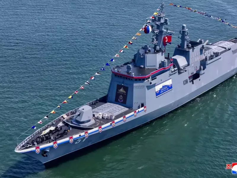 Poză cu nava de război a Coreei de Nord pe apă