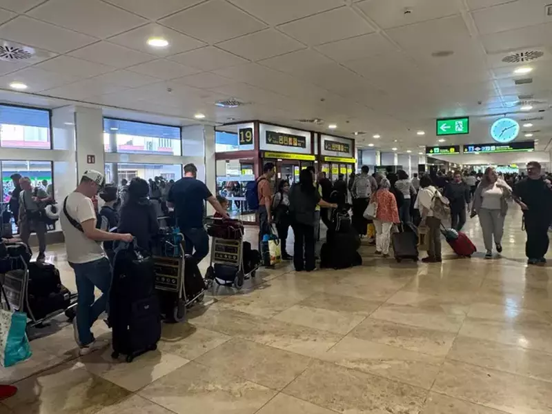 Coadă de persoane la ieșirea aeroportului din Madrid, 28 aprilie 2025