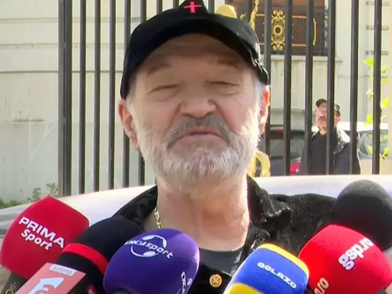 Gigi Becali dă declarații în fața palatului său din Aleea Alexandru, are mai multe microfoane de la diverse televiziuni și publicații în față.
