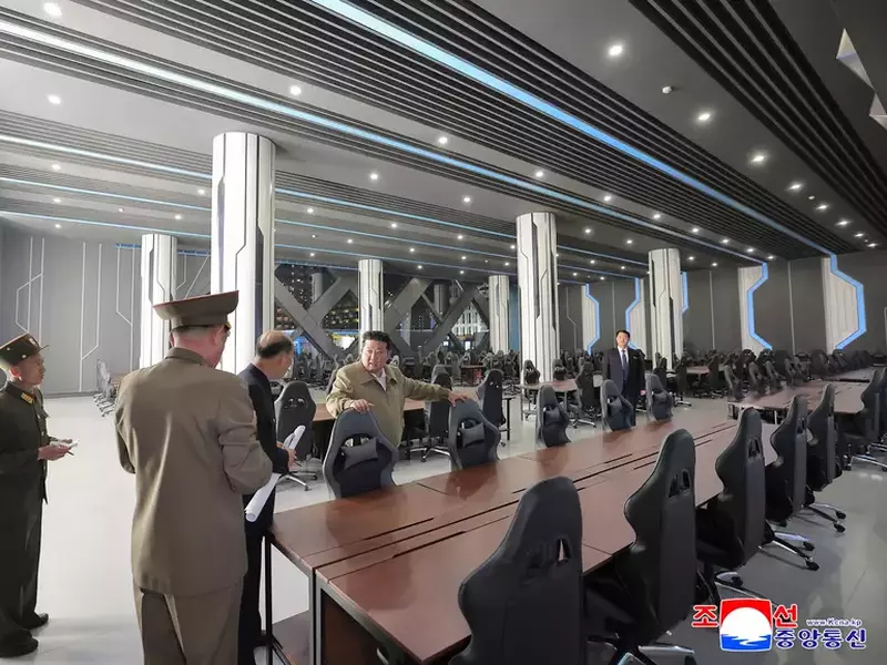Kim Jong Un surprins în timpul vizitei într-o clădire din Hwasong, noul cartier din Phenian