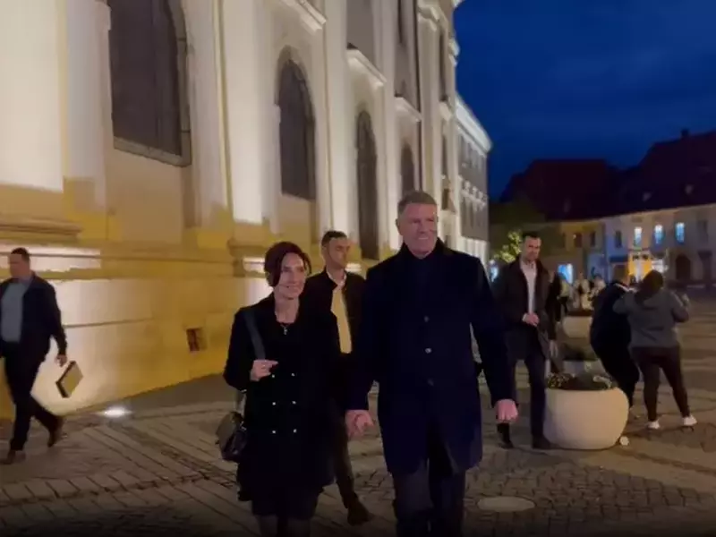 Klaus Iohannis și soția sa, Carmen Iohannis, în noaptea de Înviere, la Sibiu. Foto: TVR
