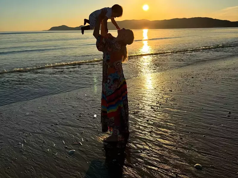 Laura Cosoi la plajă cu mezina