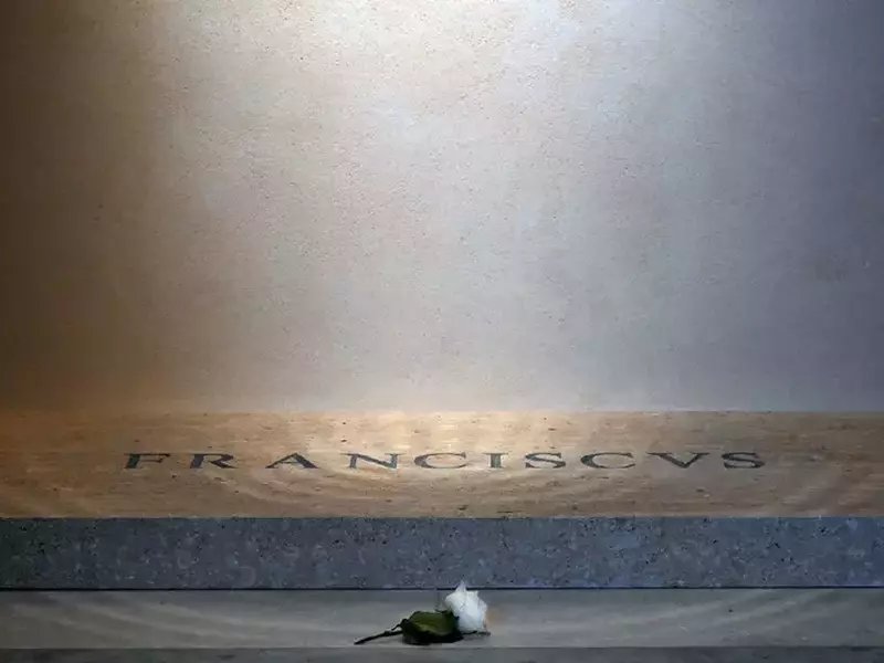 O vedere a mormântului Papei Francisc, în Basilica Maria Major din Roma, Italia, în 27 aprilie, Italia 2025. Un trandafir alb este pus pe mormânt