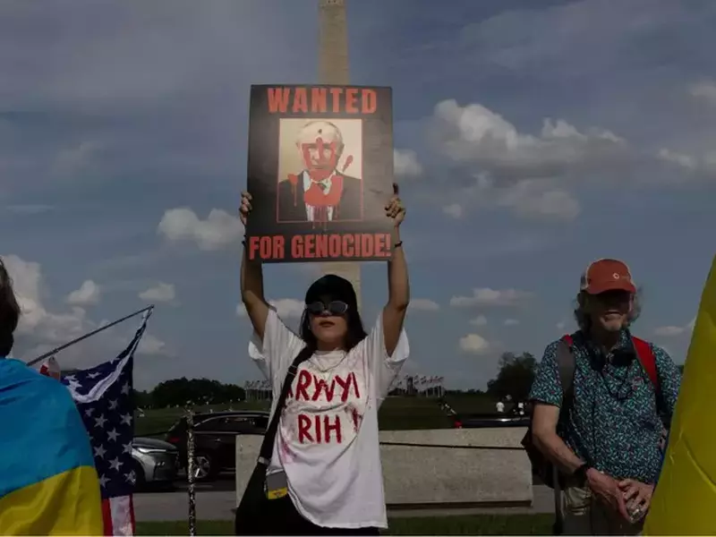 Activiști ucraineni organizează o contra-manifestație în timp ce activiști ruși participă la marșul „Regimentul Nemuritorilor” pentru comemorarea a 80 de ani de la sfârșitul Marelui Război Patriot