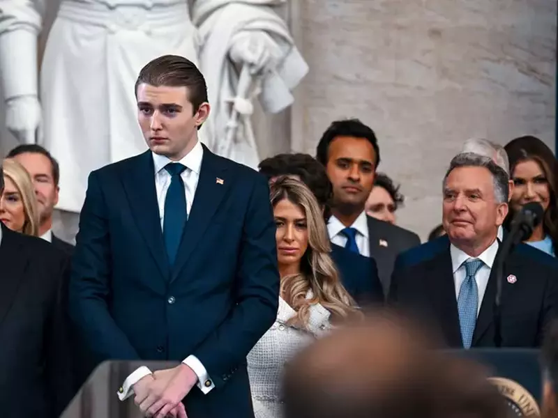 Barron Trump (în centrul imaginii), la învestirea tatălui său în funcția de președinte ale SUA