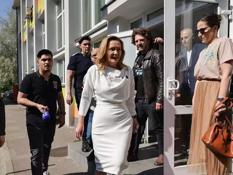 elena lasconi alegeri 4 mai (6)