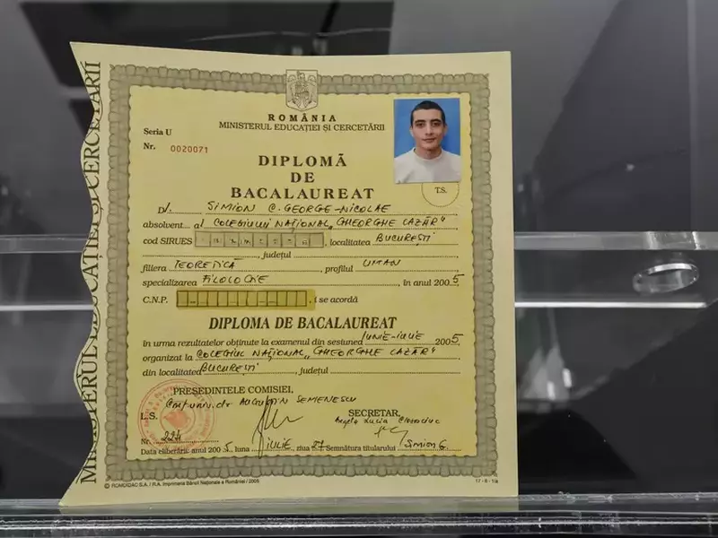 Poză cu diploma de BAC a lui George Simion