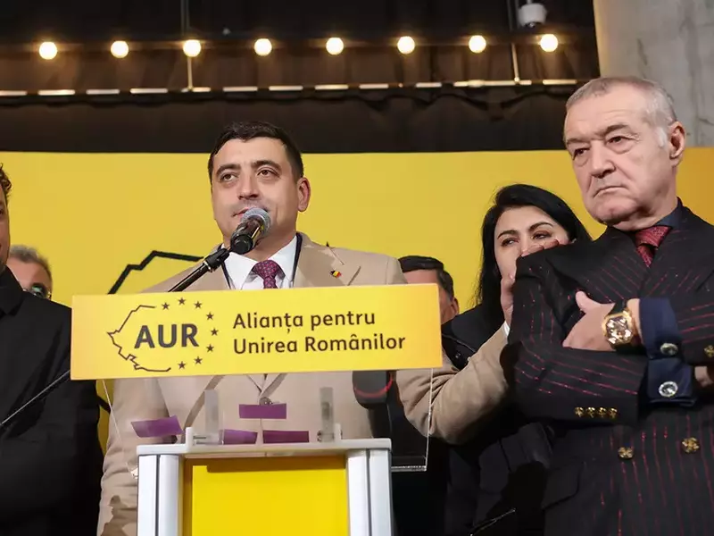 George Simion, președintele AUR și candidatul formațiunii la alegerile prezidențiale, susține declarații de presă alături de membrii partidului după anunțarea rezultatelor exit-poll, în București, 24 noiembrie 2024