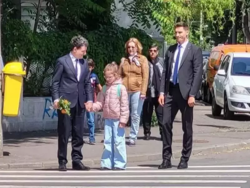 Nicușor Dan cu fetița la școală