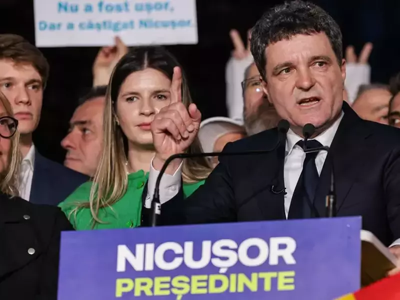 Nicusor Dan inconjurat de simpatizanti vorbeste de la microfon