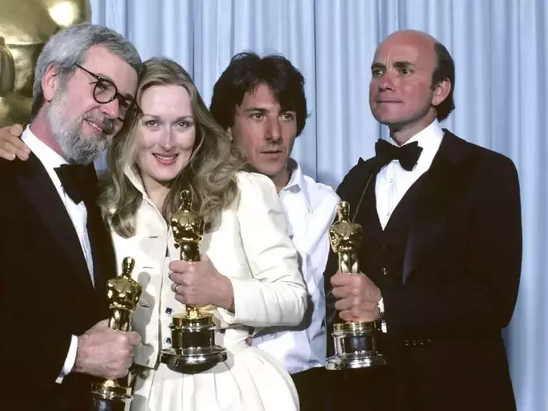 de la stanga la dreapta, ROBERT BENTON, MERYL STREEP, DUSTIN HOFFMAN și ​STANLEY R. JAFFE în culise la ceremonia de decernare a premiilor Oscar din 1979 (a 52-a), cu statuetele in maini
