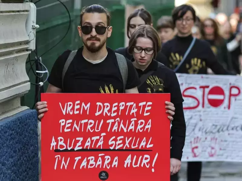 tineri care țin pancarte roșii și albe, la protestul Declic din 14 mai 2025, pentru soluționarea dosarului în cazul adolescentei abuzate sexual la tabăra de vară AUR