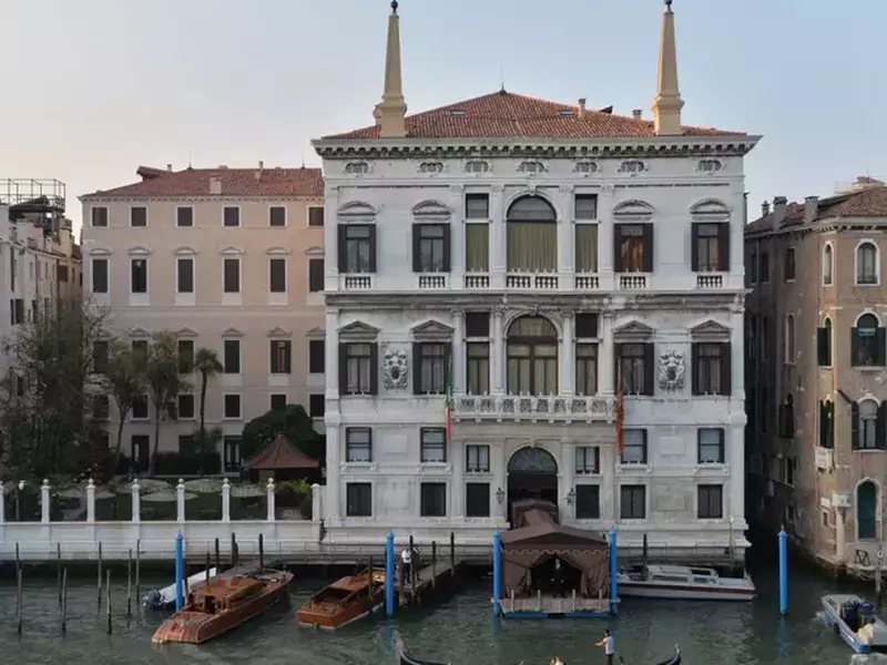 fațada hotelului Aman Venice Hotel, înconjurată de apa canalului vienez și bărci