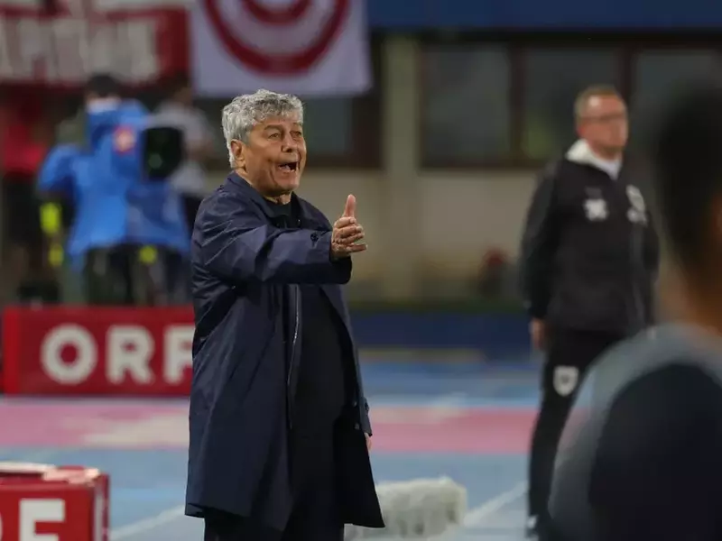 Mircea Lucescu dă indicații în timpul meciului Austria - România.