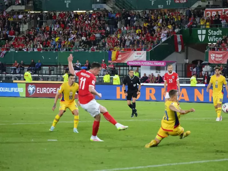 Austriacul Gregoritsch trimite un voleu spre poarta României.