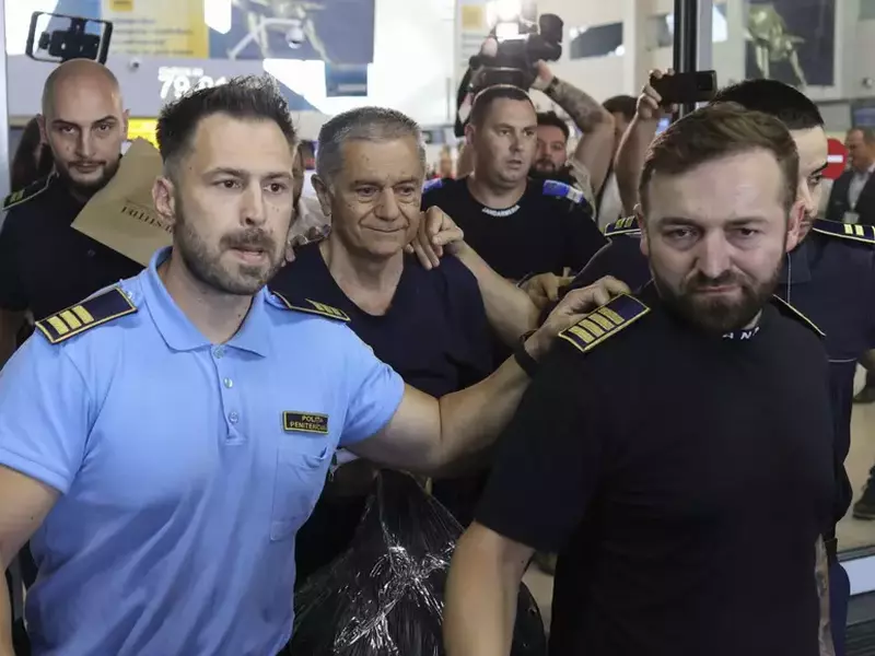 Ionuț Costea, cumnatul lui Mircea Geoană, prins în Turcia și adus cu avionul, în aeroport.
