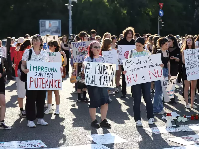 Miting de solidaritate cu femeile victime ale abuzului, în faţa Guvernului, după moartea Teodorei Marcu (1)