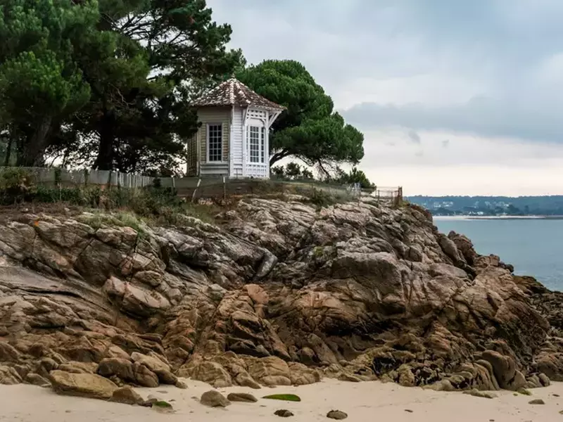 Plaja Cap Coz, o stâncă cu o mică clarire, nisip si marea