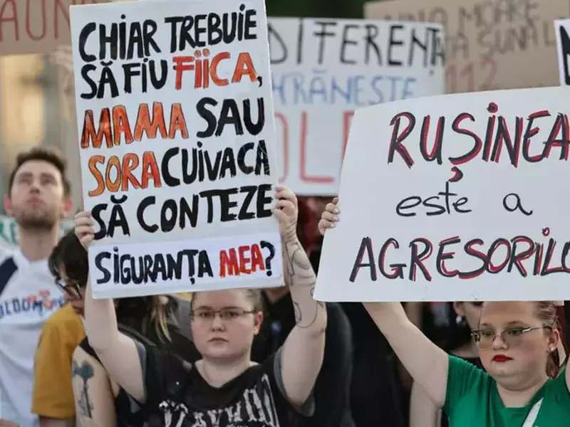femei care poarta pancarte cu texte feministe în timpul protestului împotriva violenței de gen organizat de Centrul FILIA, 18 iunie 2025