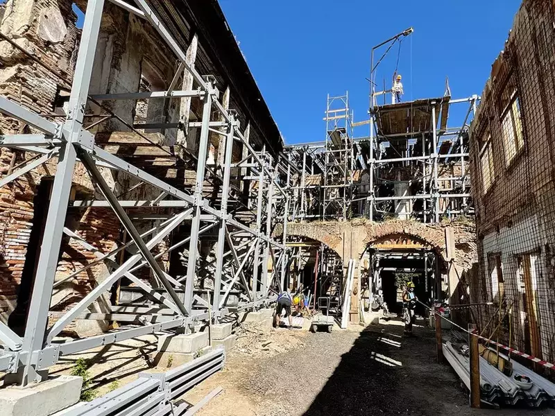 Hanul Solacolu a fost construit de frații Solacolu în 1859 și a fost prima fabrică de paste făinoase din București. Așa arată după punerea în siguranță