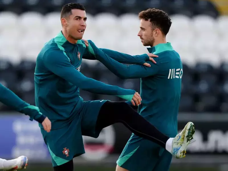 14 October 2024, United Kingdom, Paisley: Portugal's Cristiano Ronaldo (L) and Diogo Jota practice during a training session at the SMiSA Stadium, ahead of the Tuesday's UEFA Nations League soccer match against Scotland. Photo: Andrew Milligan/PA Wire/dpa