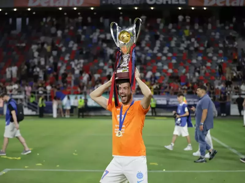 Mihai Popescu ține Supercupa României pe cap, după finala cu CFR Cluj.