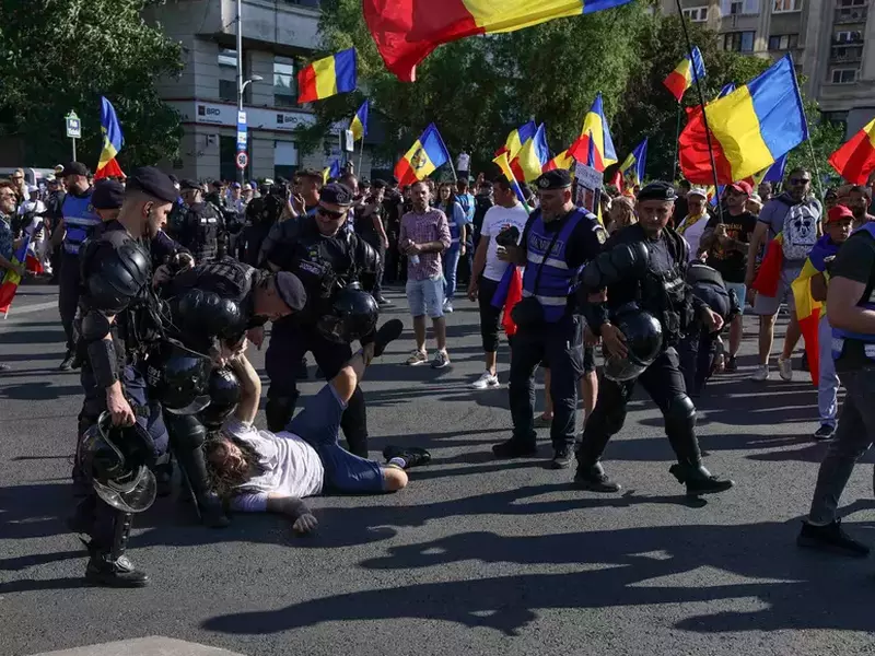 Îmbrânceli între fanii lui Călin Georgescu și jandarmi, la protestul din Piața Victoriei. Foto: Inquam Photos / Octav Ganea