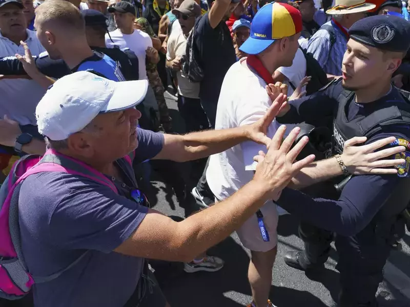 Imagine cu un jandarm care încarcă să țină sub control protestul susținătorilor lui Călin Georgescu din Piața Victoriei.