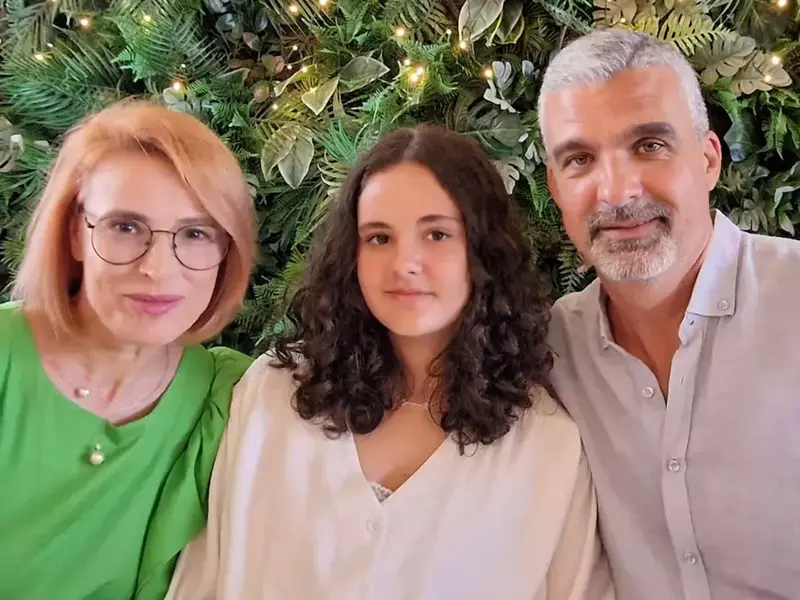 Monica Davidescu sotul si fetita
