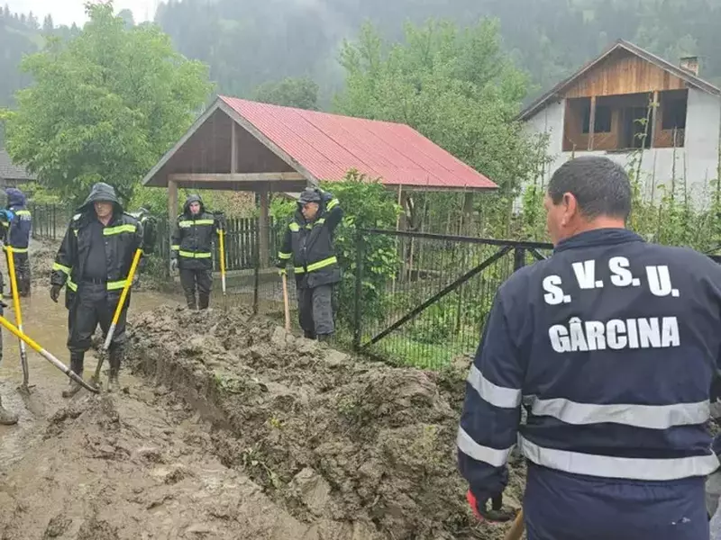 Pompierii militari în timp ce încearcă să sape șanțuri care să ajute la scurgerea apei