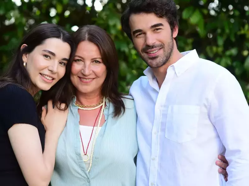 Actorii Yusuf Cim, Vahide Percin și Feyza Sevil Gungor