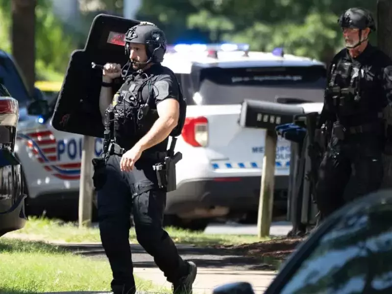 10 august 2025, Washington, Districtul Columbia, SUA: Doi ofițeri ai Departamentului de Poliție Metropolitană se desfășoară într-o situație de baricadă în sud-estul orașului Washington, DC, 10 august 2025