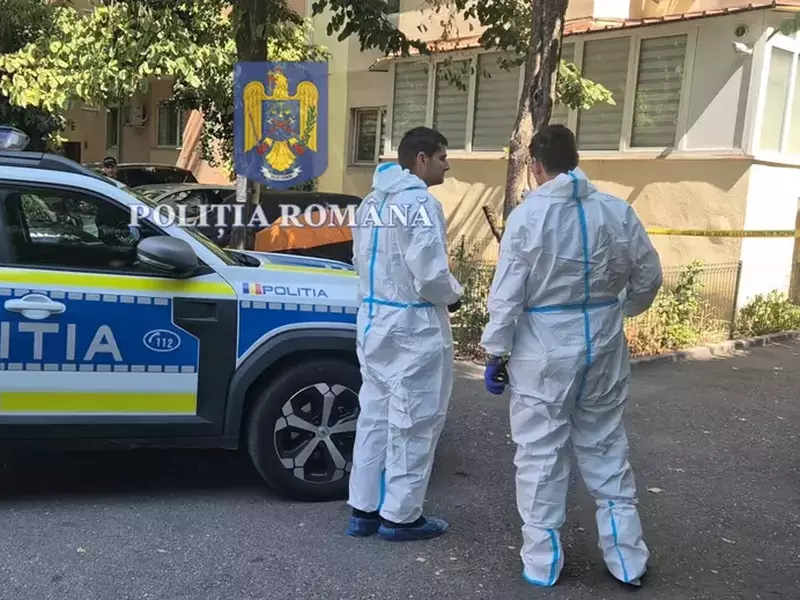 Imagine cu doi bărbați îmbrăcați în alb. Aceștia se află lângă o mașină de Poliție, în Craiova
