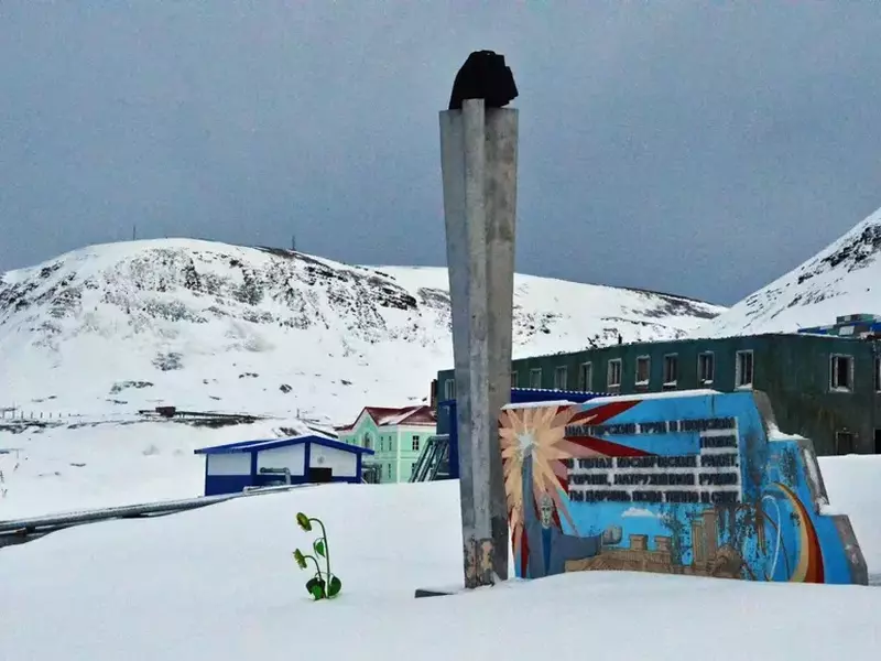High-latitude expedition to Spitsbergen (Svalbard) under Arctic-2015 project