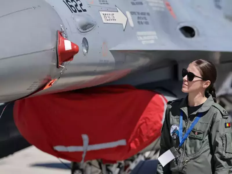 Bianca Botaș, în combinezon, în fața avionului său F-16 Fighting Falcon.
