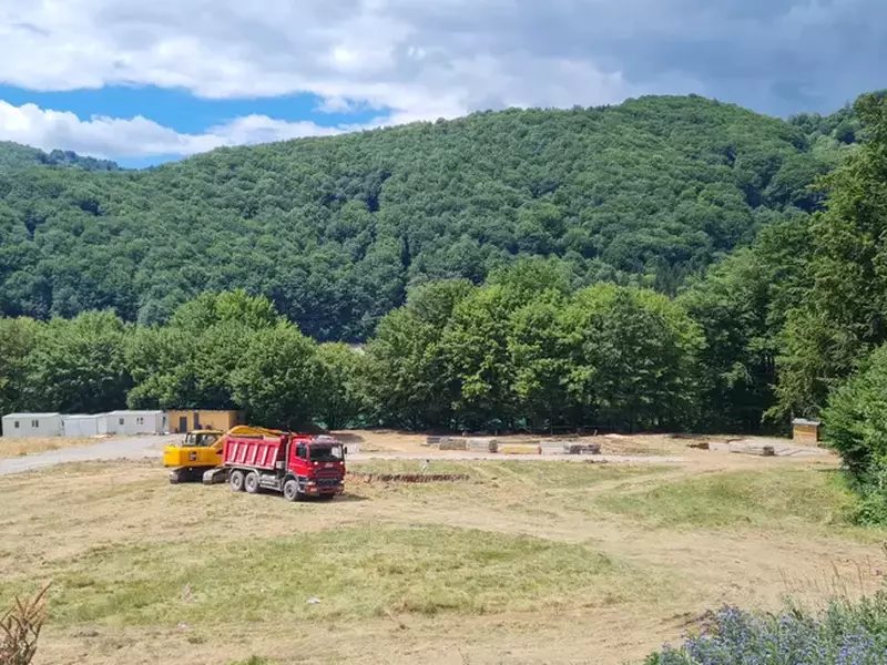Patru hoteluri de lux se construiesc pe malul lacului de acumulare Paltinu, Prahova