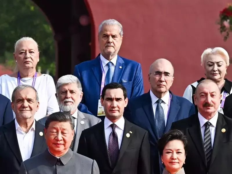 La Beijing, lângă Adrian Năstase au stat soția, Dana Năstase, și Viorica Dăncilă. Foto: Profimedia