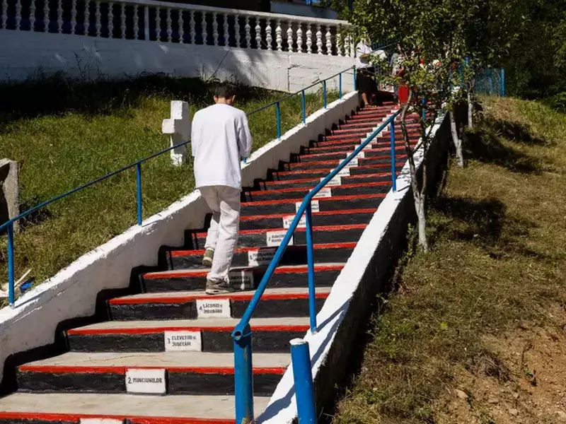 Biserica de lemn „Sfinții Voievozi” din satul Cucuieți, comuna Solonț, din Bacău, este monument istoric, are 24 de trepte și tavan cu stele, 3 septembrie 2025